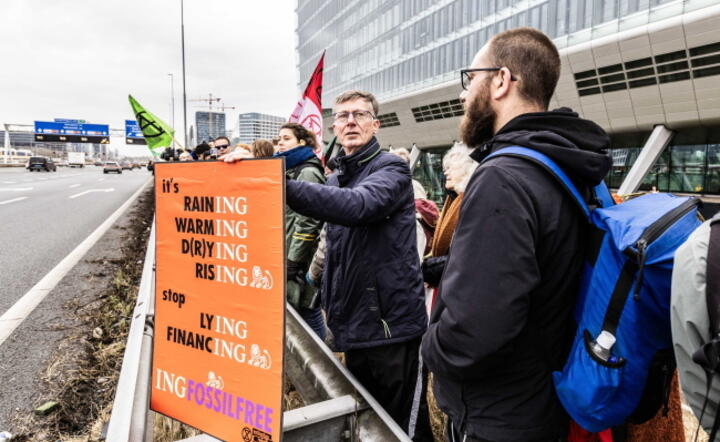 Protest ekologów z Extinction Rebellion w pobliżu dawnej siedziby banku ING / autor: PAP/EPA/EVA PLEVIER