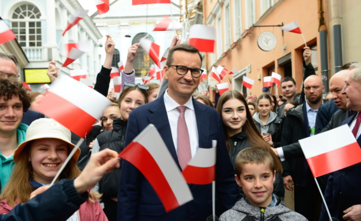 Wilno, Litwa, 02.03.2023. Premier Mateusz Morawiecki podczas spaceru ulicą Ostrobramską w Wilnie. / autor: PAP/Valdemar Doveiko