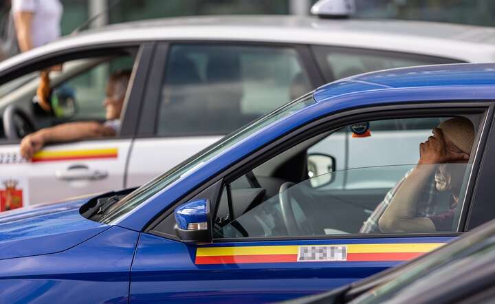 Jeżdżą bez licencji i prawa jazdy - kierowcy taksówek