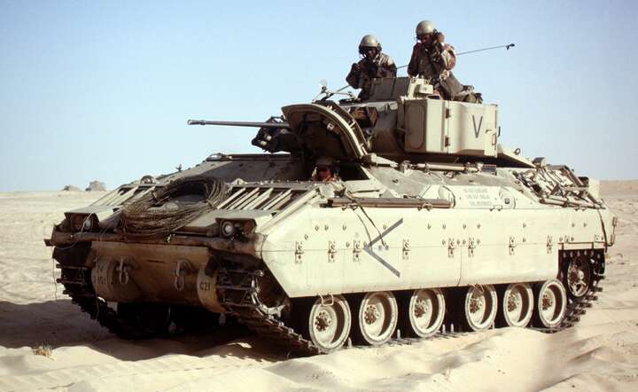  Wozy Bradley brały udział w niejednej wojnie, także w Zatoce Perskiej. Teraz takie wozy dostanie Ukraina / autor: SGT. Brian Cumper - https://catalog.archives.gov/id/6459235/Wikimedia