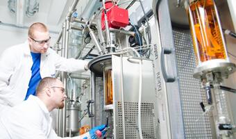 Synthos i NCBR wykładają 30 mln zł na „reakcję łańcuchową” innowacji