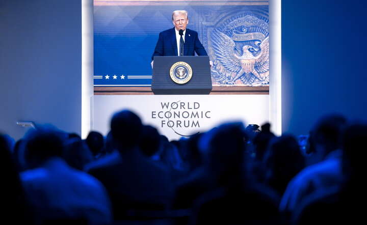 Transmisja przemówienia prezydenta USA do uczestników Forum w Davos / autor: PAP/EPA/MICHAEL BUHOLZER
