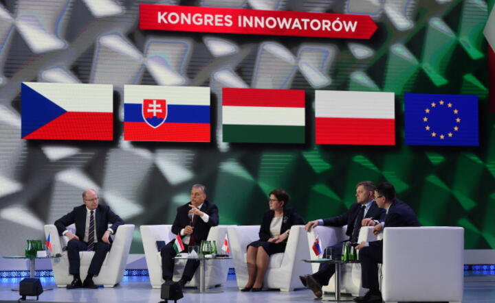 Premierzy państw Grupy Wyszehradzkiej: Polski - Beata Szydło (C), Czech - Bohuslav Sobotka (L), Węgier - Viktor Orban (2L) i Słowacji - Robert Fico (2P) oraz redaktor naczelny "W Sieci" Jacek Karnowski (P) podczas debaty, fot. PAP/Radek Pietruszka