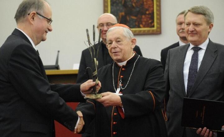Roman Kluska odbiera nagrodę z rąk prymasa-seniora kard. Józefa Glempa podczas gali w Sekretariacie Episkopatu Polski, Z prawej przewodniczący Rady Fundacji "Solidarna Wieś" Sławomir Siwek. PAP/Andrzej Hrechorowicz