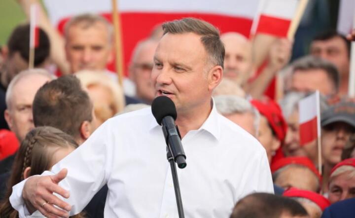 Wybrany na II kadencję prezydent RP Andrzej Duda  podczas spotkania z mieszkańcami na parkingu przed urzędem gminy w miejscowości Odrzywół. 13 bm / autor: PAP/Leszek Szymański