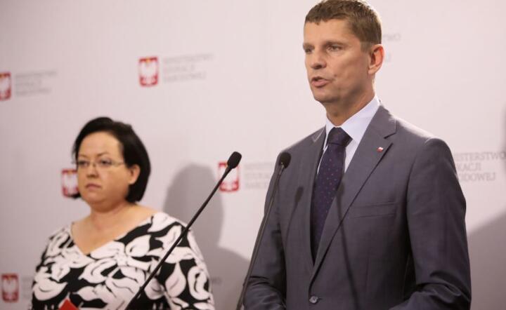  Minister edukacji narodowej Dariusz Piontkowski (P) i zastępca głównego inspektora sanitarnego Izabela Kucharska (L) / autor: PAP/Leszek Szymański