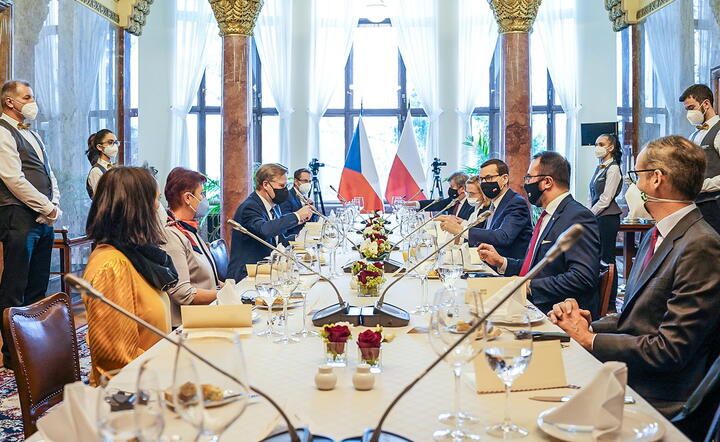 Przedstawiciele Polski i Czech podczas spotkania ws. Turowa / autor: PAP/EPA/Veronika Rose HANDOUT