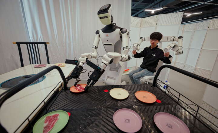 Robot sterowany przez człowieka ramionami robotycznymi wykonuje precyzyjne ruchy / autor: PAP/EPA/ALEX PLAVEVSKI 