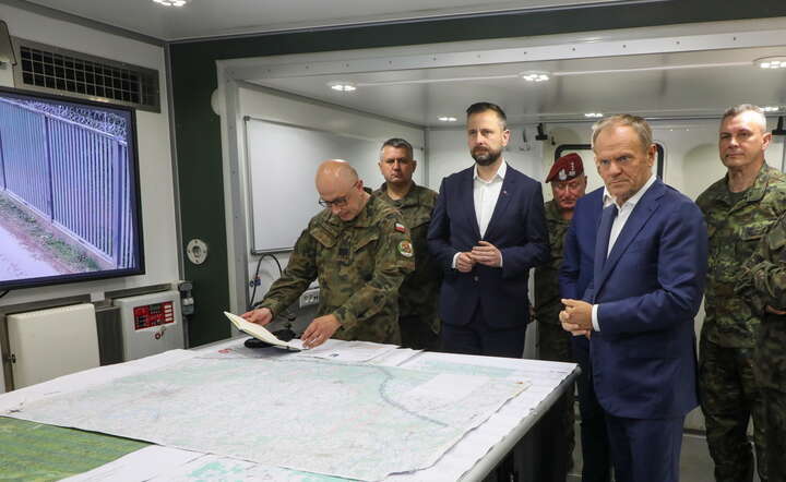 Donald Tusk (drugi z prawej), wicepremier, szef MON Władysław Kosiniak-Kamysz oraz płk Sławomir Lidwa (z lewej) podczas odprawy z dowództwem służb mundurowych w / autor:  PAP/Artur Reszko