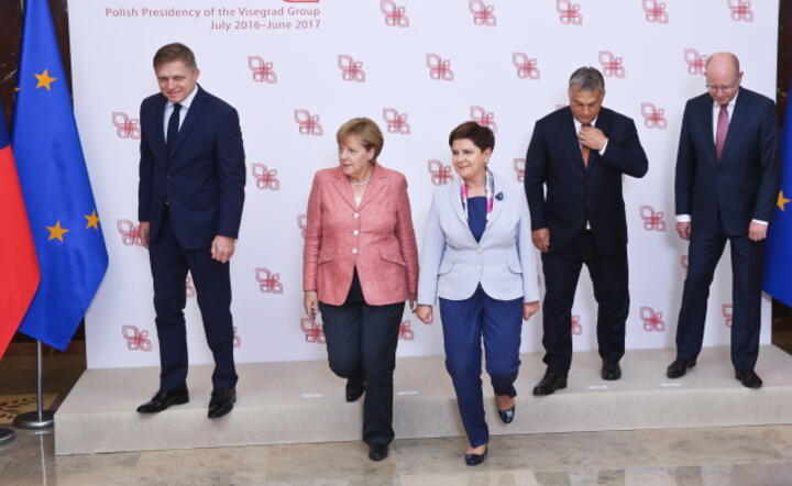 Premier RP Beata Szydło, kanclerz Niemiec Angela Merkel, premier Słowacji Robert Fico, premier Czech Bohuslav Sobotka i premier Węgier Viktor Orban pozują do wspólnego zdjęcia podczas spotkania w KPRM, 26 sierpnia, fot. PAP/Rafał Guz