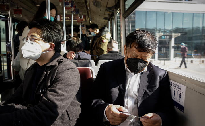 Pasażerowie autobusu na lotnisku w Xiamen / autor: PAP/EPA
