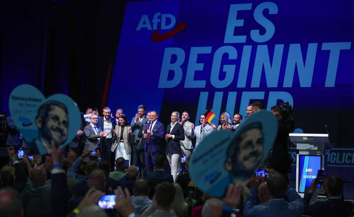"To zaczyna się tu!" - mówi napis na sali, gdzie członkowie AfD świętowali triumf w niedzielnych wyborach. Czy to początek marszu AfD po władzę w całych Niemczech? / autor: PAP/EPA/FILIP SINGER 