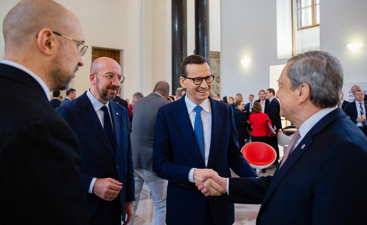 premier RP Mateusz Morawiecki, premier Ukrainy Denys Szmyhal (L), przewodniczący Rady Europejskiej Charles Michel (2L) i premier Włoch Mario Draghi (P) w Pradze / autor: fotoserwis PAP