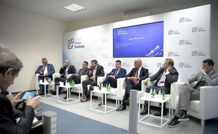 Forum Wizja Rozwoju w Gdyni. Prowadzący Maciej Wośko (L) / autor: Forum Wizja Rozwoju