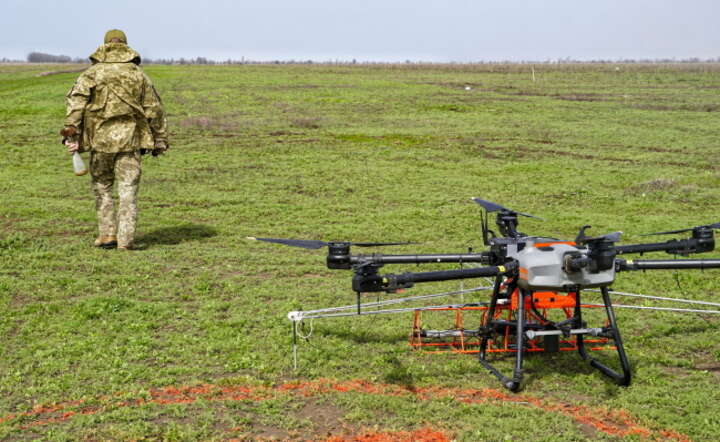 Ukraińcy innowacyjnie wykorzystują technologię dronów. Na zdjęciu ciężki dron rozpoznawczy, wspierający działania saperów / autor: PAP/Alena Solomonova