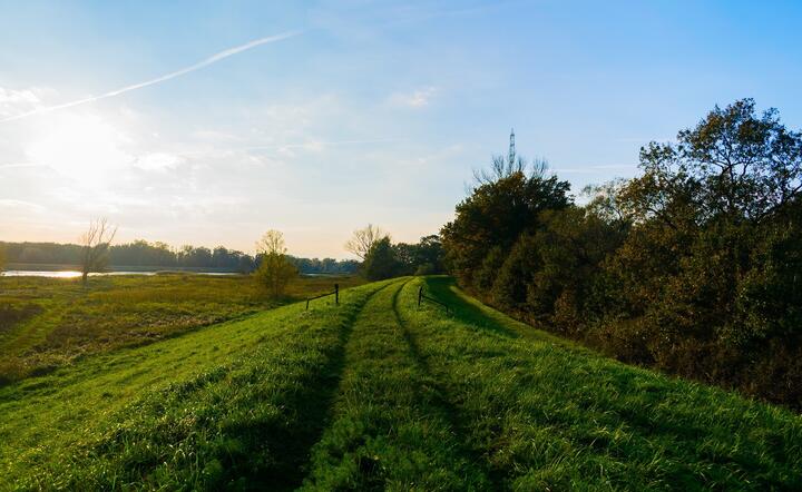 Fundusze unijne wykorzystano mi.n. na odbudowę i naprawę wałów przeciwpowodziowych  / autor: Pixabay