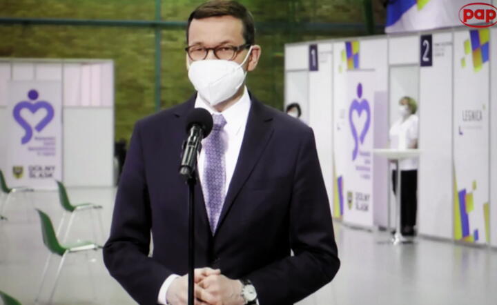 premier Mateusz Morawiecki podczas konferencji prasowej w Punkcie Szczepień Powszechnych w Legnicy / autor: fotoserwis PAP