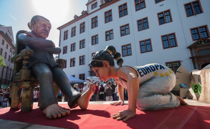 Niemiecka uliczna satyra na prezydenta Erdogana w demonstracji w Moguncji, fot. PAP/EPA/ANDREAS ARNOLD 