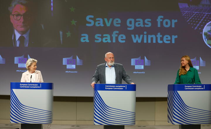 szefowa Komisji Europejskiej Ursula von der Leyen, wiceszef KE Frans Timmermans  i europejska komisarz ds. energii Kadri Simson / autor: fotoserwis PAP