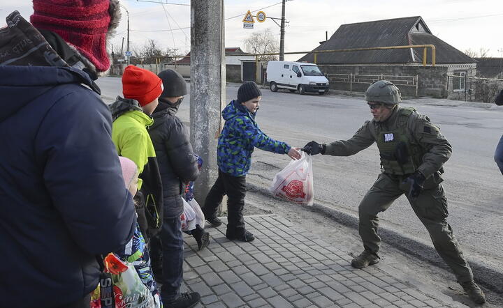 Pomoc humanitarna w Chersoniu / autor: PAP/EPA