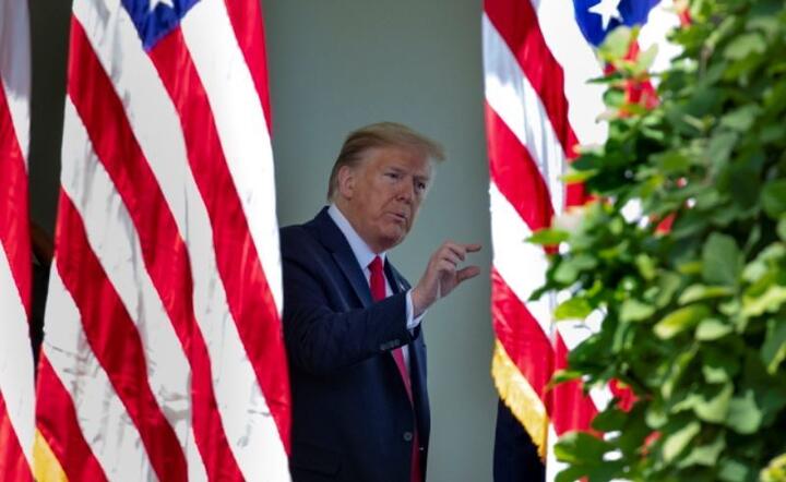 Prezydent Donald J. Trump r po ceremonii sadzenia drzew z okazji Dnia Ziemi  w Białym Domu w Waszyngtonie / autor: PAP/EPA/MICHAEL REYNOLDS / POOL