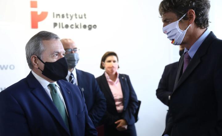 Wicepremier, minister kultury i dziedzictwa narodowego Piotr Gliński (L) i ambasador Niemiec w Polsce Arndt Freytag von Loringhoven (P)  / autor: PAP/Rafał Guz