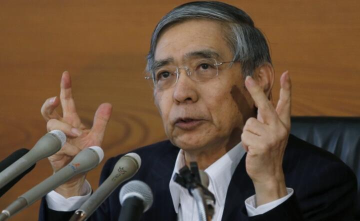 Prezes Banku Japonii Haruhiko Kuroda na konferencji po dwudniowym posiedzeniu zarządu BoJ, fot. PAP/ EPA/KIMIMASA MAYAMA