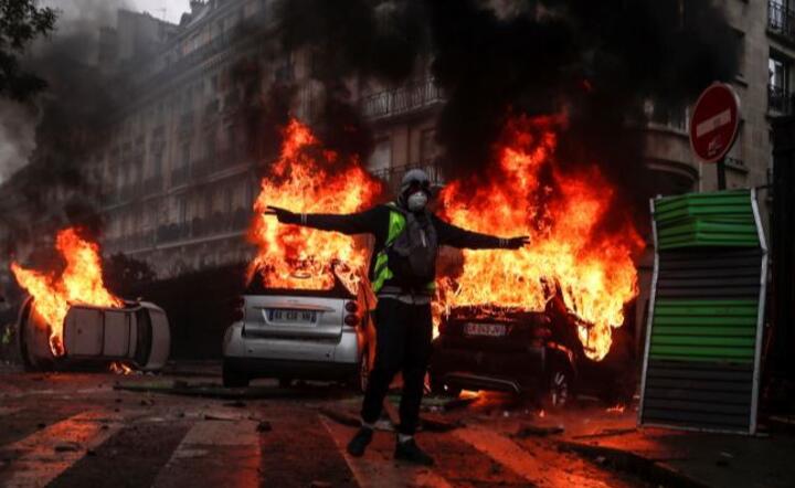 Protesty "żółtych kamizelek" nadal trwają / autor: PAP/EPA/ETIENNE LAURENT