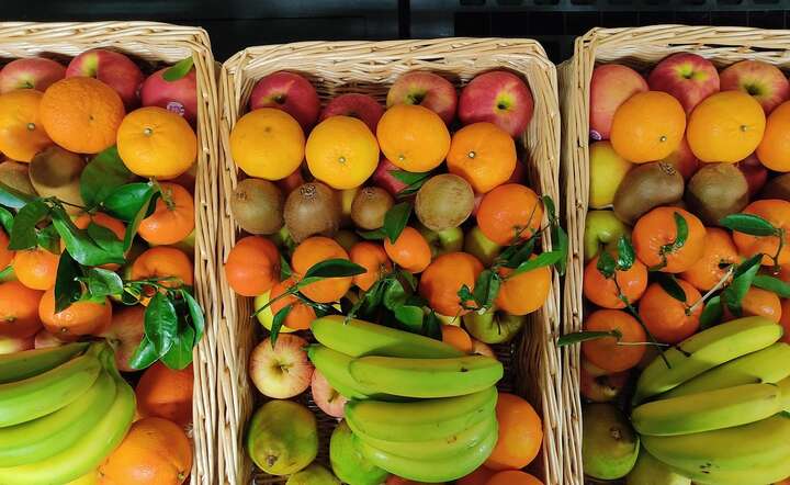 Banany, pomarańcze i kiwi są bogatym źródłem witaminy B9 / autor: Pixabay