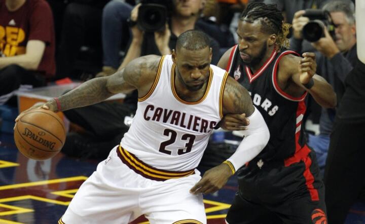 LeBron James (w białej koszulce) w trakcie meczu z Toronto Raptors, fot. PAP/EPA/DAVID MAXWELL  