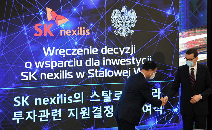 Premier Mateusz Morawiecki (P) oraz dyrektor generalny firmy SKC Wan-Jae Lee (L)  / autor: PAP/Darek Delmanowicz