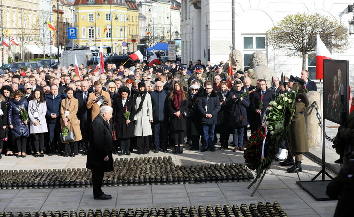 Obchody 12. rocznicy katastrofy smoleńskiej. Prezes PiS Jarosław Kaczyński (L) podczas apelu pamięci przed Pałacem Prezydenckim w Warszawie, 10 bm. 10 kwietnia br. przypada 12. rocznica katastrofy samolotu pod Smoleńskiem, w której zginęło 96 osób. / autor: fotoserwis PAP