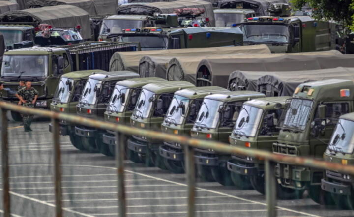 Koncentracja chińskich sił paramilitarnych w mieście Shenzhen przy granicy z Hongkongiem / autor: PAP/EPA/Alex Plavevski 