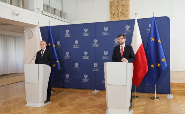 Wicepremier, minister rolnictwa  Henryk Kowalczyk (L) i podsekretarz stanu w MAP Andrzej Śliwka / autor: PAP/Paweł Supernak