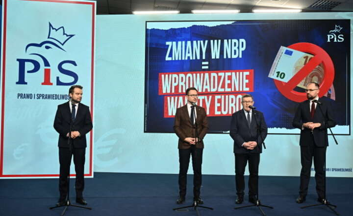  Rzecznik PiS Rafał Bochenek (L) oraz posłowie ugrupowania: Krzysztof Szczucki (P), Waldemar Buda (2L) i Zbigniew Kuźmiuk (2P) podczas konferencji prasowej  / autor: PAP/Radek Pietruszka