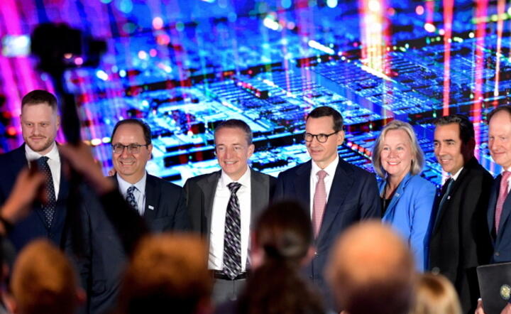 Premier Mateusz Morawiecki, CEO Intela Pat Gelsinger, wiceprezes i dyrektor ds. operacji globalnych Intela Keyvan Esfarjani, wiceprezes i CPO Intela Christy Pambianchi, wiceprezes i dyrektor generalny ds. planowania strategicznego Tech. & Mfg Intela Ido Segev, ambasador Stanów Zjednoczonych w Polsce Mark Brzezinski oraz minister cyfryzacji Janusz Cieszyński  / autor: PAP/Sebastian Borowski