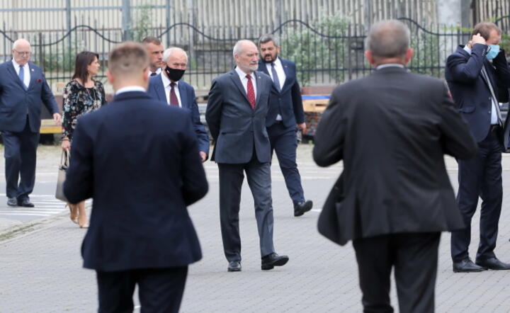 Posłowie PiS Antoni Macierewicz (3P), Krzysztof Sobolewski (2P) i Krzysztof Tchórzewski (4P) w drodze na posiedzenie Rady Politycznej PiS / autor: PAP/Wojciech Olkuśnik