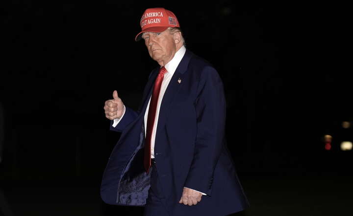 Prezydent Donald Trump po powrocie z wiecu ze swoimi zwolennikami w Warren (Michigan USA) / autor: PAP/EPA/Yuri Gripas