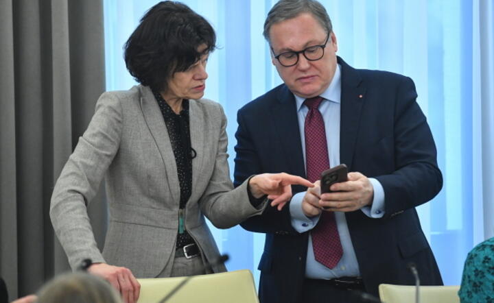 Wiceminister finansów Hanna Majszczyk (L) i senator PiS Grzegorz Bierecki (P) w Senacie / autor: PAP/Piotr Nowak