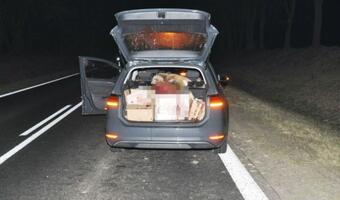 Potworny wypadek! Wpadła przez okno i zatrzymała się w bagażniku!
