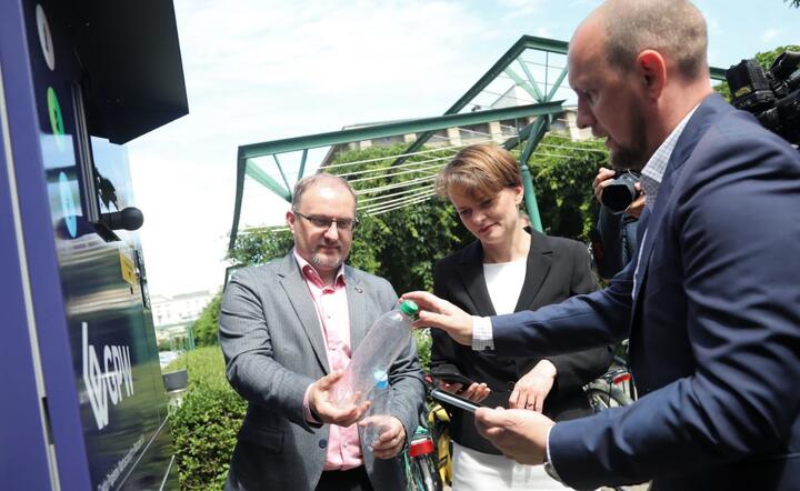 Wicepremier, minister rozwoju Jadwiga Emilewicz (C), prezes Eco Tech Konrad Romek (P), dyrektor zarządzający Eco Tech Łukasz Waksmundzki (L) / autor: PAP/Wojciech Olkuśnik