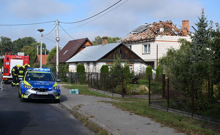 Zniszczony przez drona dach budynku mieszkalnego w miejscowości Wyryki / autor: PAP/Wojtek Jargiło