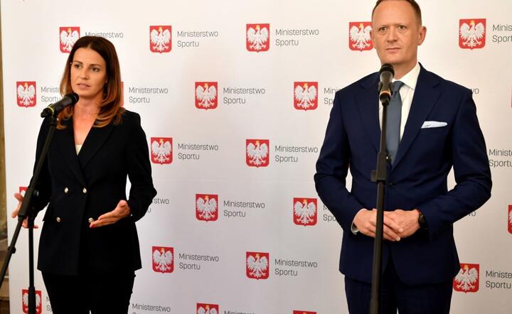 Minister sportu Danuta Dmowska-Andrzejuk (L) i prezes Zarządu Totalizator Sportowy Sp. z o.o. Olgierd Cieślik (P) / autor: PAP/Piotr Nowak