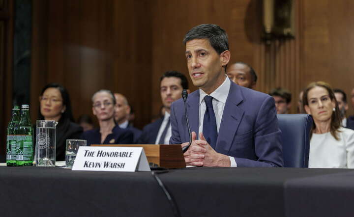 Kandydat na prezesa Fed Kevin Warsh w trakcie przesłuchania przed komisją finansów Senatu USA / autor: PAP/EPA/WILL OLIVER
