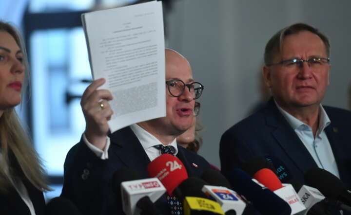 Poseł PiS Bartłomiej Wróblewski (C) podczas konferencji prasowej w Sejmie / autor: PAP/Piotr Nowak