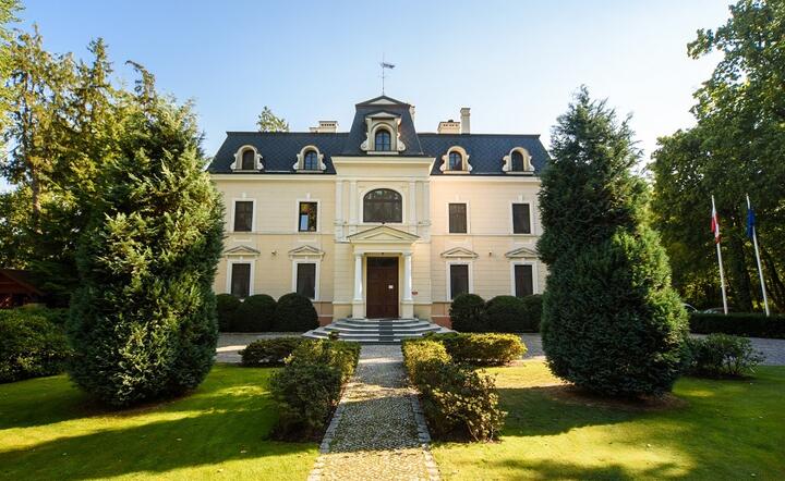 Dużą popularnością wśród amatorów luksusu cieszą się historyczne, zabytkowe posiadłości: pałace i dwory, tak jak ten w Czarnkowie / autor: Fot. materiały prasowe