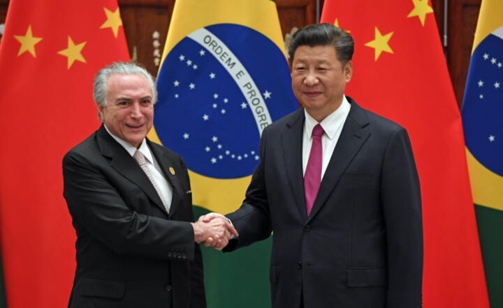 Do Pekinu już przyjeżdżają przywódcy krajów G20. Na zdjęciu prezydent Chin  Xi Jinping wita nowego prezydenta Brazylii Michela Temera, fot. PAP/EPA/Iwasaki Minoru