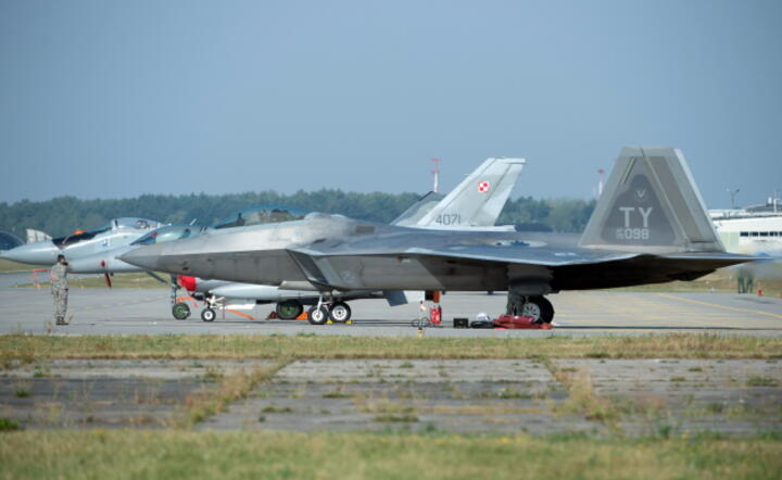 F-22 na płycie lotniska w Łasku, fot. PAP/Grzegorz Michałowski