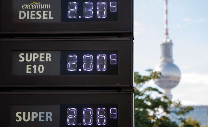 Pylon z cenami paliw na stacji w Berlinie, 1 października 2026 r. / autor: PAP/EPA/CLEMENS BILAN