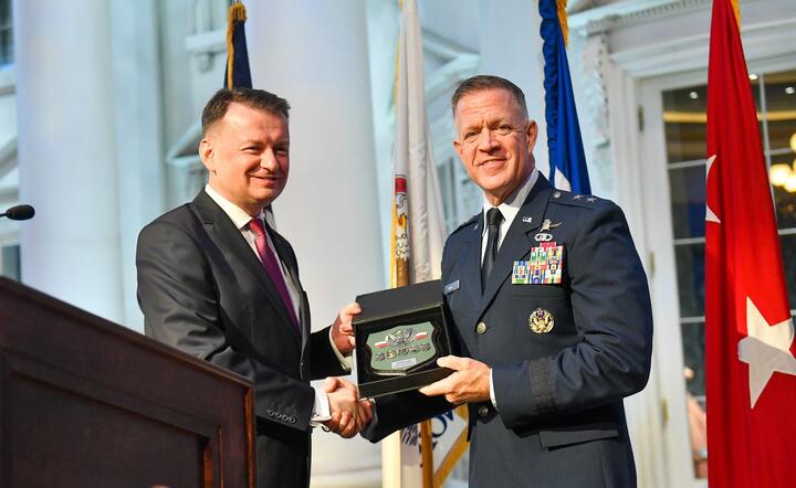 Wicepremier Mariusz Błaszczak i gen. Richard Neelly na obchodach 300. rocznicy Gwardii Narodowej USA stanu Illinois / autor: materiał prasowe MON Twitter @MON_GOV_PL